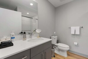 Shower, hair dryer, towels - 4BR, Steps to Park & Fun, Family-Ready (Chicago)