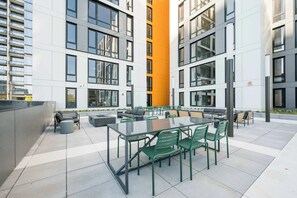 Outdoor dining - Near Theaters & Nightlife, Group Fun, Sleeps 8 (Chicago)