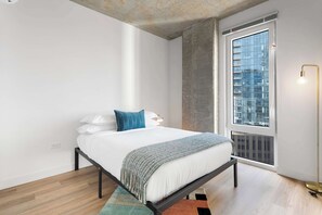 4 bedrooms, iron/ironing board, travel crib, WiFi - Near Theaters & Nightlife, Group Fun, Sleeps 8 (Chicago)