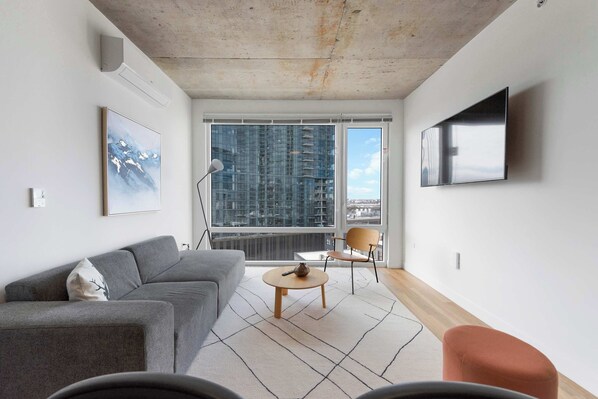 TV - Near Theaters & Nightlife, Group Fun, Sleeps 8 (Chicago)