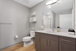 Dusj, hårføner og håndklær