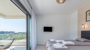 4 bedrooms, bed sheets - Villa in Novigrad With Pool and Sea Views (Novigrad)