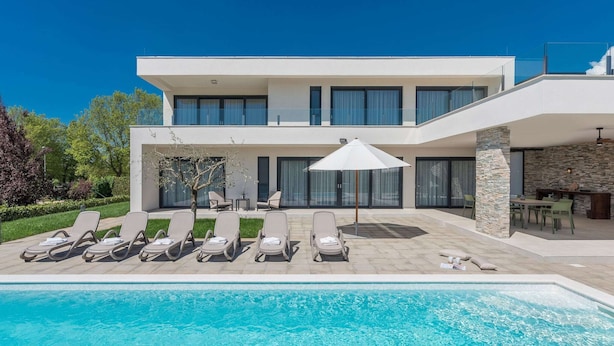 Exterior - Villa in Novigrad With Pool and Sea Views (Novigrad)