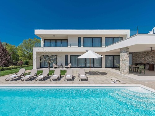 Villa in Novigrad With Pool and Sea Views