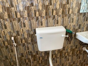Dusche, Whirlpool, Haartrockner, Bidet