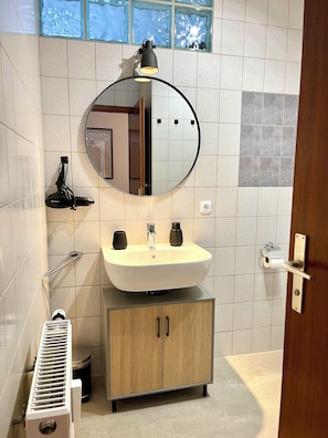 Shower, hair dryer, towels, soap - L5 - City Studio Apartment Neckarsulm (Neckarsulm)