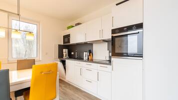 Apartemen | Dapur pribadi | Ketel listrik, pemanggang roti, dan kursi makan untuk bayi