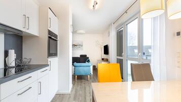 Apartemen | Dapur pribadi | Ketel listrik, pemanggang roti, dan kursi makan untuk bayi