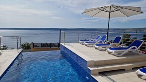 Una piscina al aire libre, una piscina climatizada