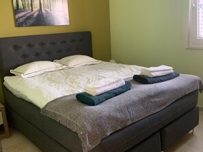 1 habitación, muebles diferentes y ropa de cama