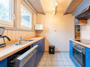 Maison | Cuisine privée | Bouilloire électrique, grille-pain, chaise haute