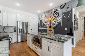 Fridge, microwave, oven, stovetop - East Nash Chic 13 min to Downtown Great for Groups (Nashville)