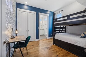 2 slaapkamers, een bureau, een strijkplank/strijkijzer, gratis wifi