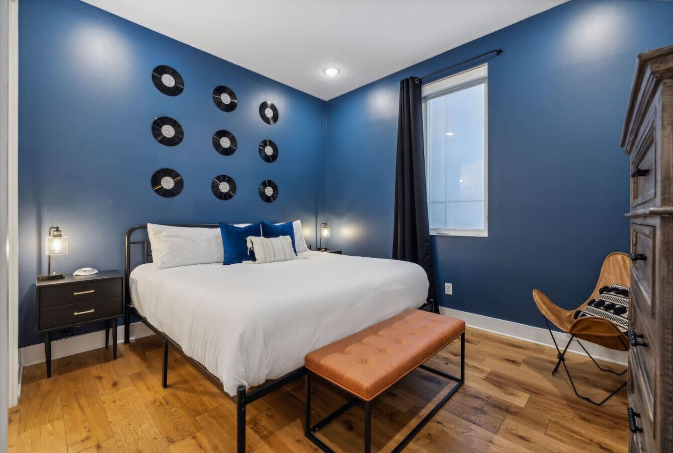 3 bedrooms, desk, iron/ironing board, WiFi (free)