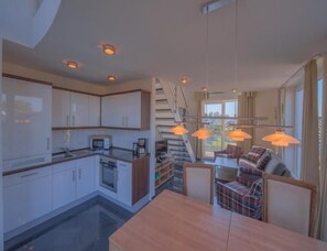 Apartment | Dapur peribadi | Cerek elektrik, pembakar roti, kerusi tinggi 