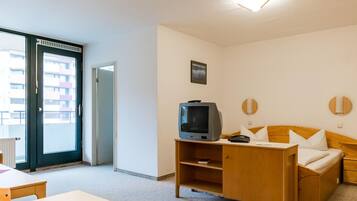 1 habitación, muebles diferentes y ropa de cama