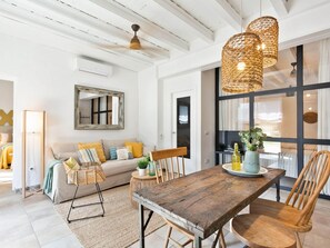 House | Living room - Villa in Sant Mori With Pool Near Dali Museum (Sant Mori)