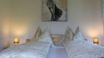 Apartment | 2 Schlafzimmer, individuell eingerichtet, laptopgeeigneter Arbeitsplatz