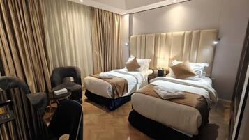 Habitación básica con 2 camas individuales | Sábanas de algodón egipcio y ropa de cama de alta calidad