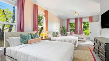 5 slaapkamers, een bureau, een strijkplank/strijkijzer, wifi