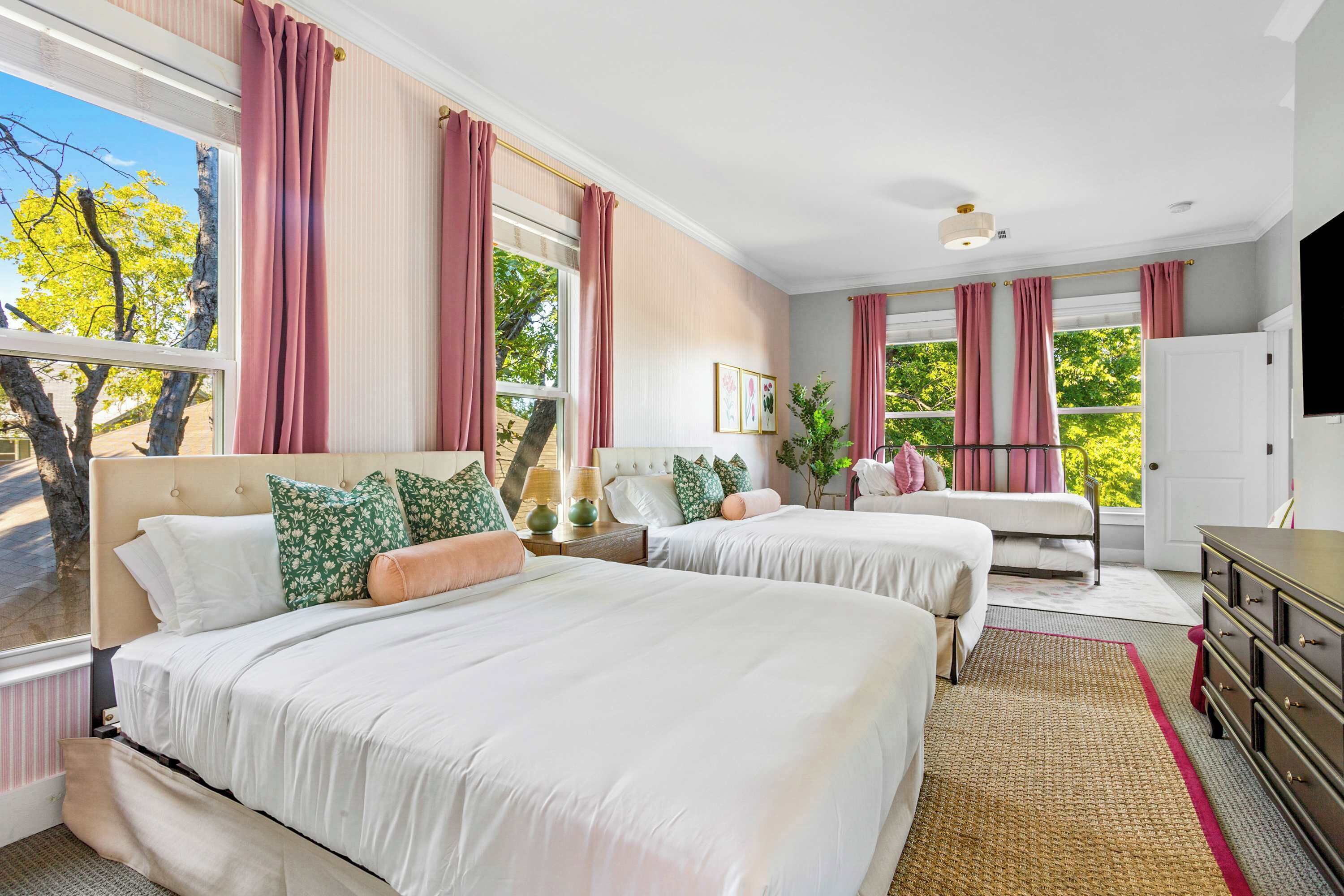 5 室のベッドルーム、デスク、アイロン / アイロン台、WiFi