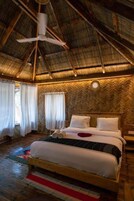 Quarto com cama, teto de madeira e padrão de parede em tecido.