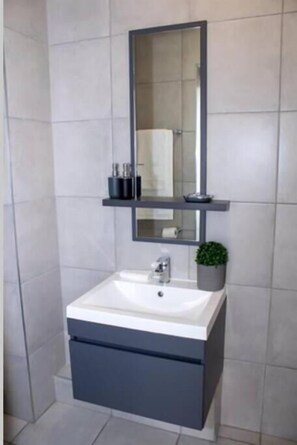 Bathroom - Contemporary Spacious & Comfortable Apartment (Pretoria)