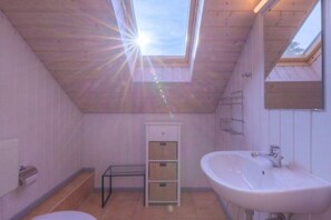Bathroom - Ferienhaus im Skandinavischen Stil (Mirow)