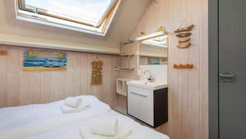 Apartment | 1 bedroom, individually furnished, bed sheets