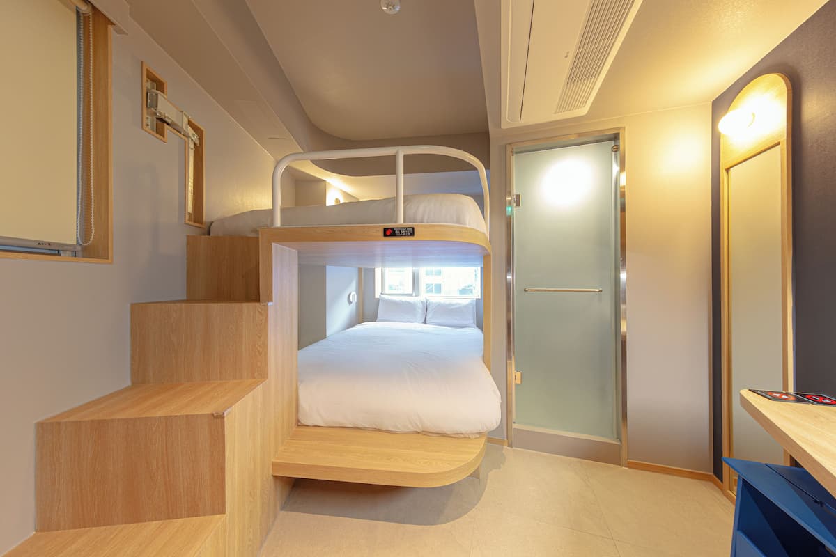 Quadruple Room | Desk, laptop workspace, soundproofing, WiFi (free)