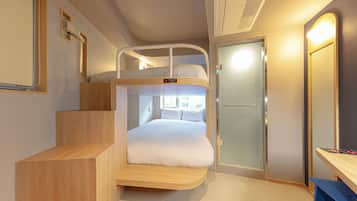 Quadruple Room | Meja, ruang kerja komputer riba, kalis bunyi, Wi-fi percuma