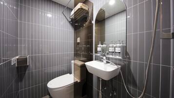 Quadruple Room | Bilik Mandi | Pancuran mandi, pengering rambut, selipar, tuala disediakan