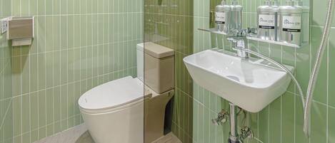 Une salle de bain avec des toilettes, un lavabo et une douche.