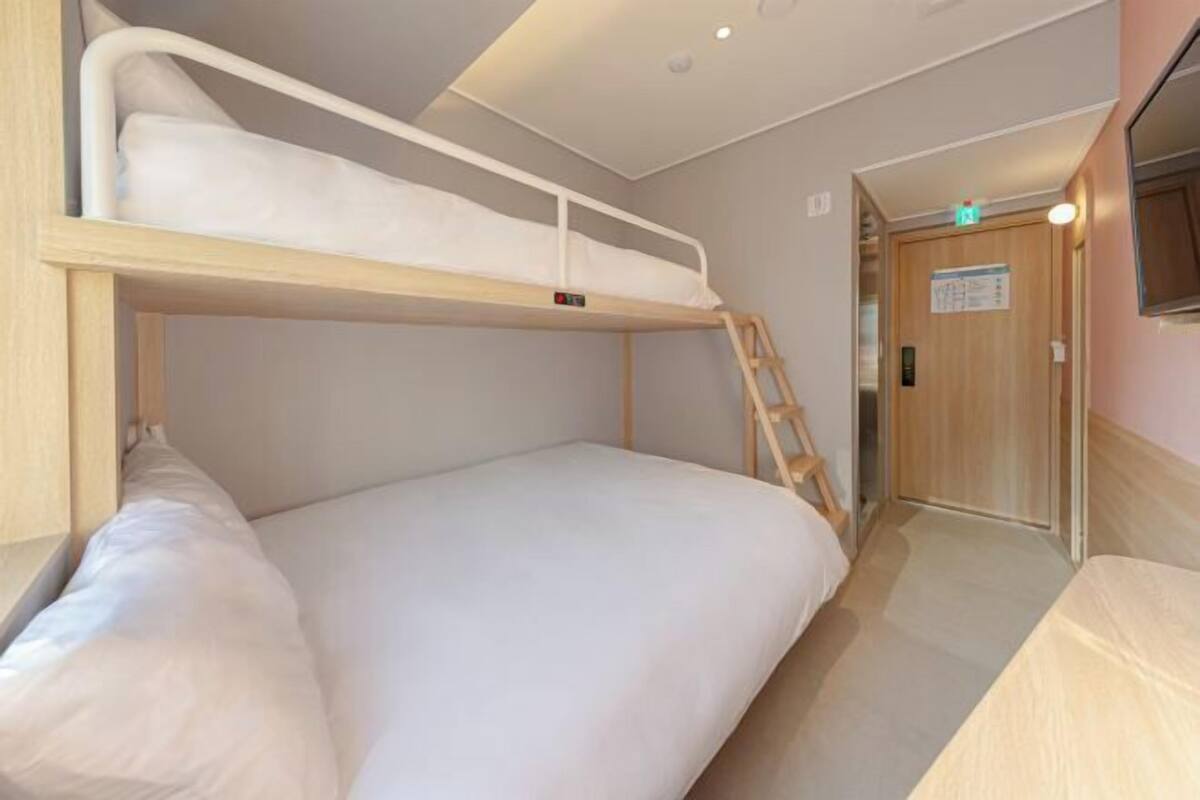 Desk, laptop workspace, soundproofing, WiFi (free)