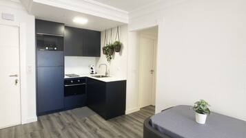 Een koelkast, een magnetron, een oven, een vaatwasser