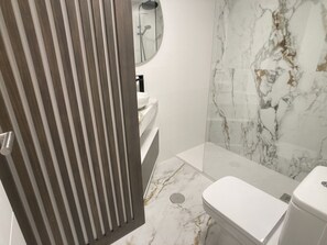 Shower, hair dryer, towels - Modern apartment with sea views in Playa Paraíso (Playa Paraiso)