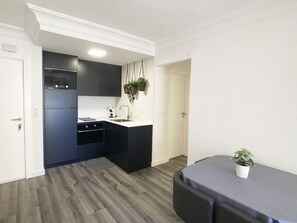 Kühlschrank, Mikrowelle, Ofen, Geschirrspüler