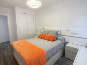 2 室のベッドルーム、アイロン / アイロン台、WiFi (無料)、ベッドシーツ