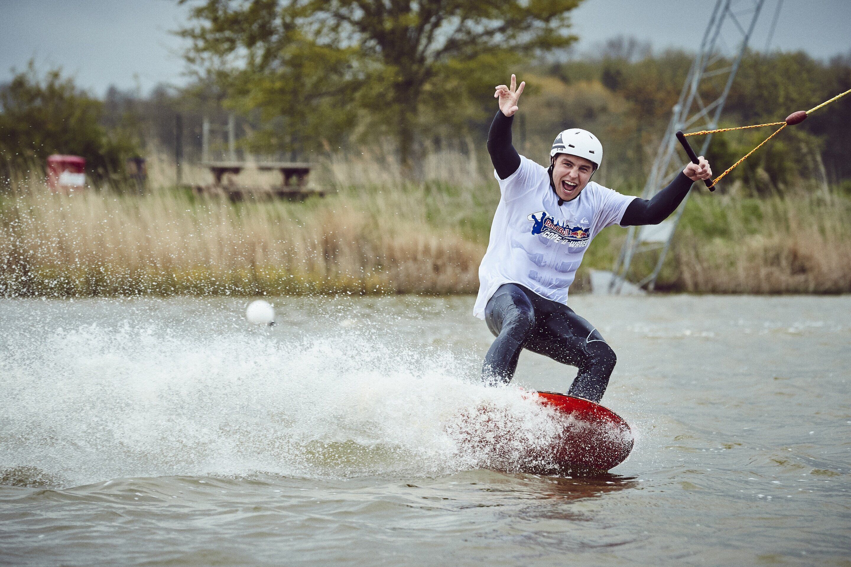 Une personne pratiquant le wakeboard sur une étendue d’eau.