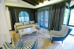 Deluxe Studio, Patio, Valley View | Ruang tamu