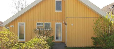 En gul byggnad med ett sadeltak, en liten veranda och siffran ’39’ på sidan.