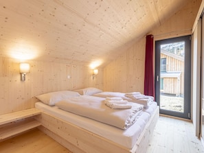 3 bedrooms, individually furnished, bed sheets - Attractive Chalet With Terrace (Sankt Georgen am Kreischberg)