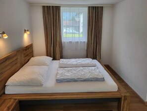 House | 6 bedrooms, bed sheets - Holiday Home in Holzgau Near Snowworld Ski Area (Holzgau)