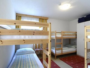 House | 6 bedrooms, bed sheets