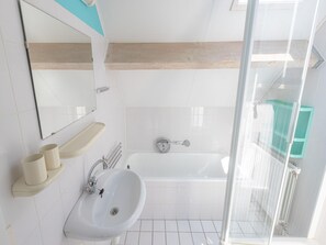 House | Bathroom - Nice Holiday Home Near Beach (Wemeldinge)