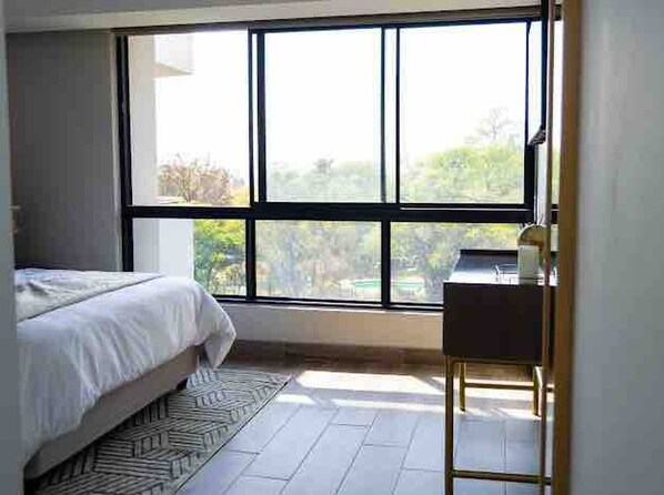 Apartment, 2 Bedrooms, Balcony - Stylish & Elegant With Epic Views Near Menlyn (Pretoria)