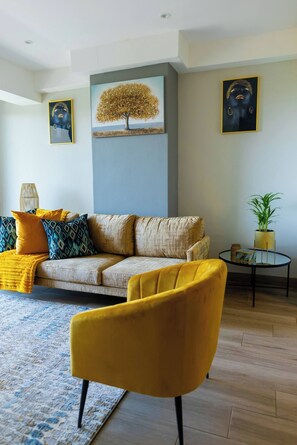 아파트, 침실 2개, 발코니 | 거실