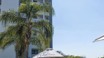 Apartemen, 2 kamar tidur, balkon | Tempat makan outdoor