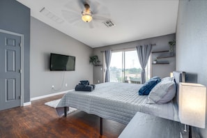 4 室のベッドルーム、デスク、アイロン / アイロン台、WiFi