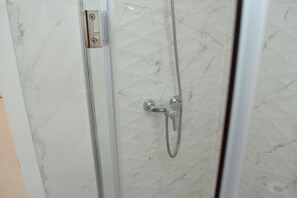 シャワー、ヘアドライヤー、タオル、石鹸
